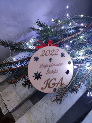 drewniana personalizowana bombka moje pierwsze święta.webp