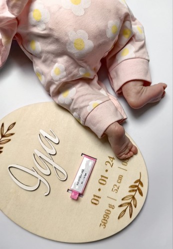 drewniana-metryczka-z-miejscem-na-opaskę-szpitalną.jpg