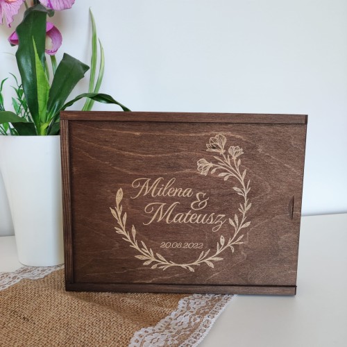 drewniane pudełko na zdjęcia z grawerem.jpg