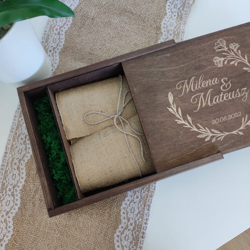 drewniane pudełko na zdjęcia z grawerem.jpg