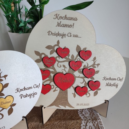 drewniana-pamiątka-na-dzien-mamy--personalizowanymi-podziękowaniami.jpg