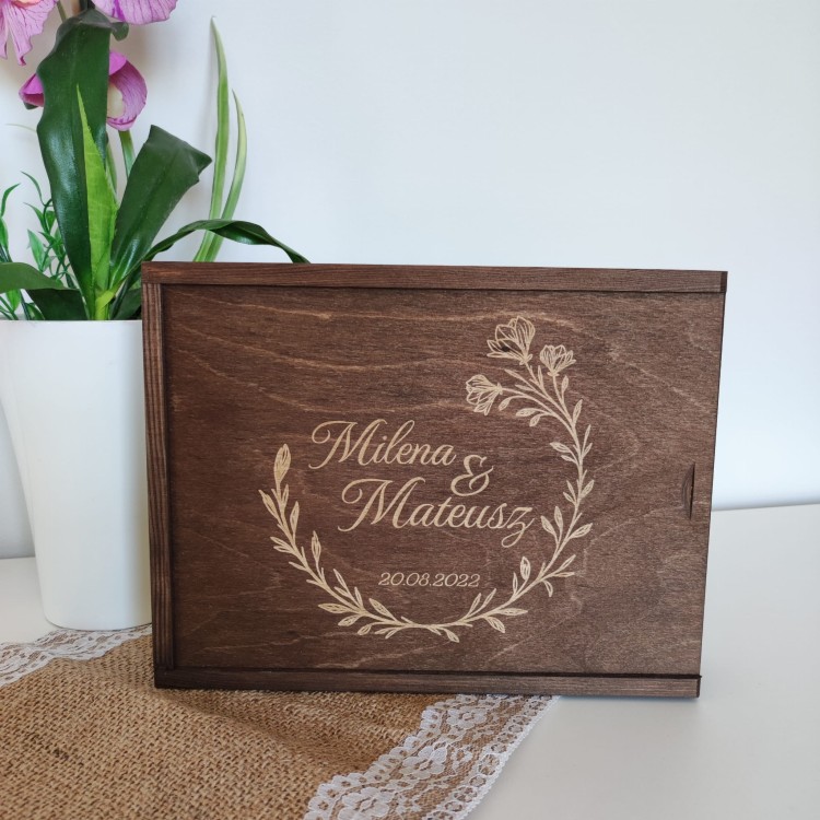 drewniane pudełko na zdjęcia z grawerem.jpg