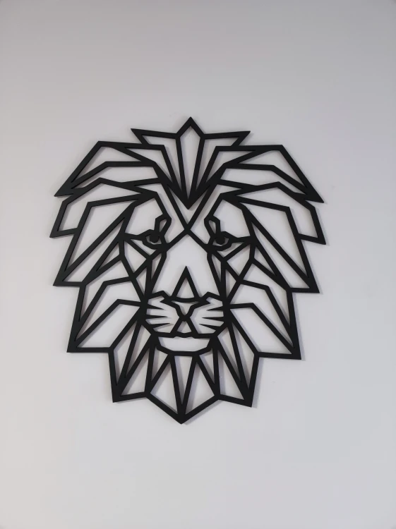 lew-geometryczny-dekoracja-na-sciane.webp