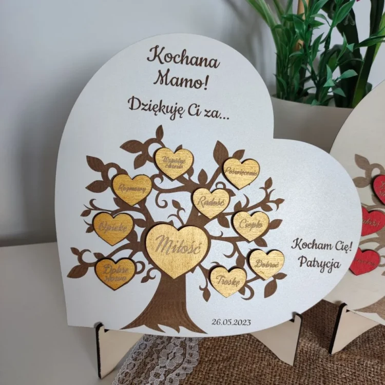 personalizowane-drewniane-serce-z-grawerem-dla-mamy.webp