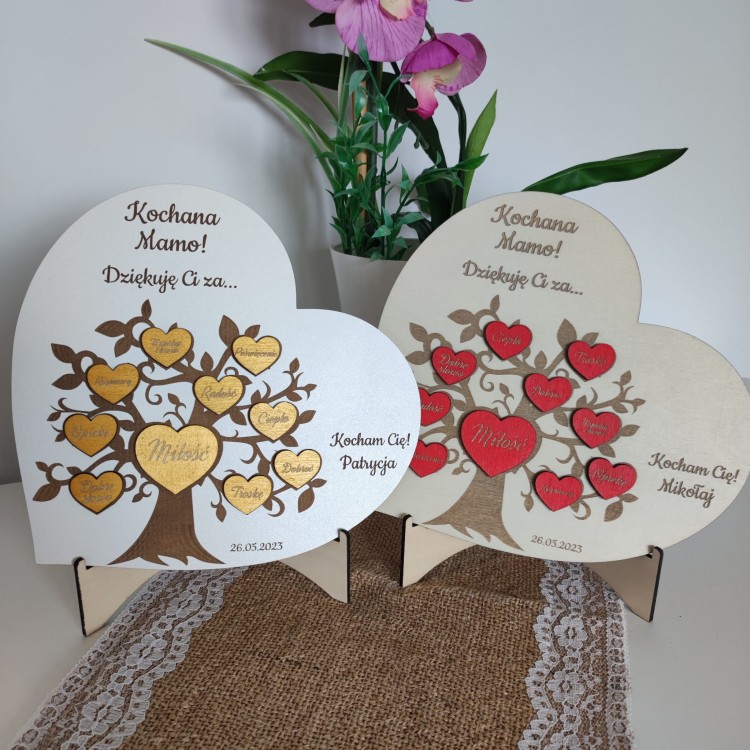drewniane-serce-z-grawerowanym-drzewem-i-serduszkami.jpg