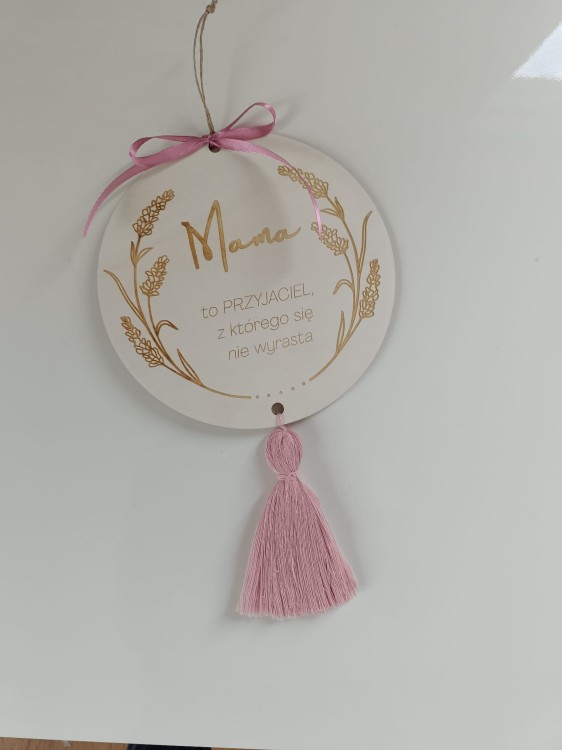 Drewniana-okrągła-tabliczka-z-grawerem-na-Dzień-Matki.jpg
