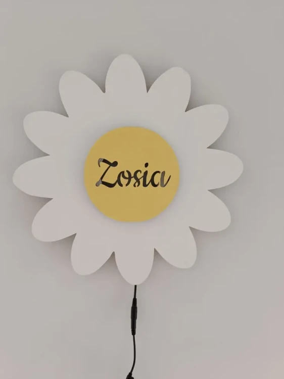 personalizowana-drewniana-lampka-nocna-w-kształcie-kwiatka.webp