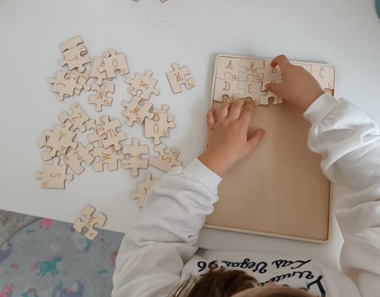 drewniane puzzle alfabet.jpg