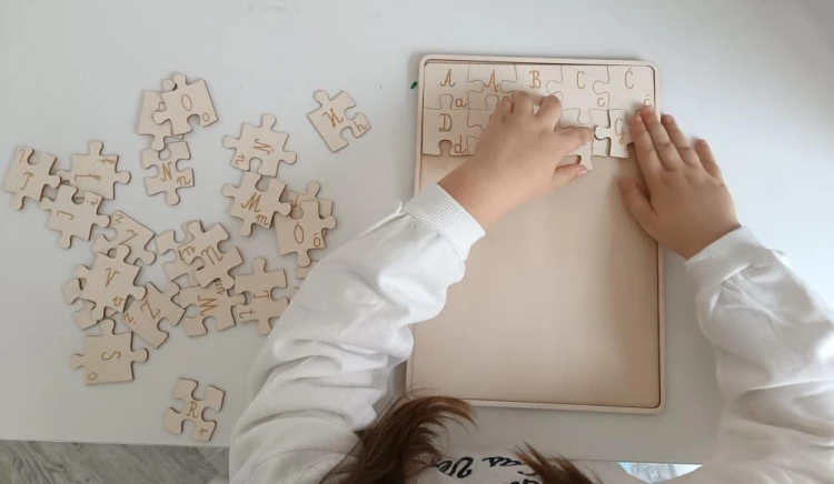drewniana układanka puzzle alfabet.jpg