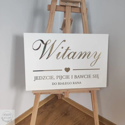 biała ślubna tablica powitalna ze złotymi napisami
