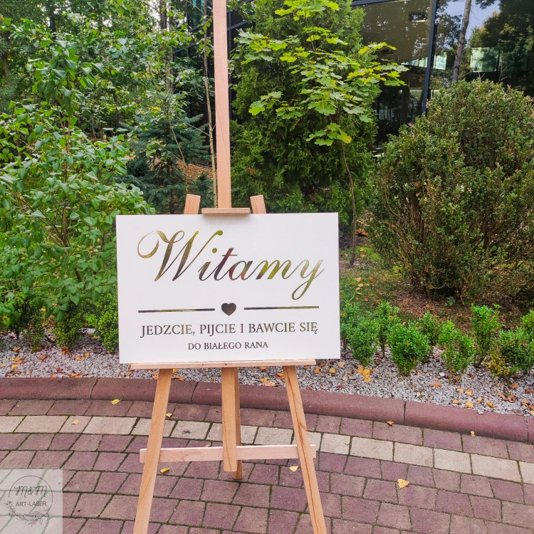 biała weselna tablica powitalna ze złotymi napisami w stylu glamour