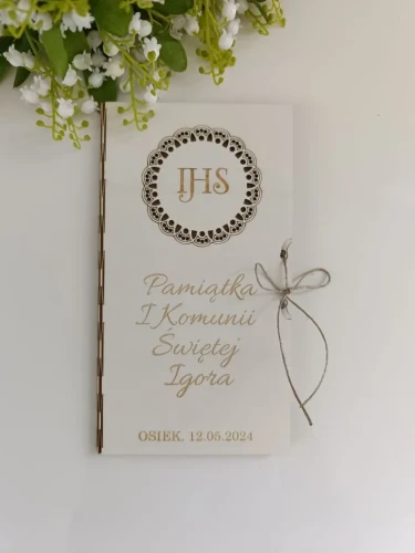 pamiątka-komunijna-drewniana-koperta.webp