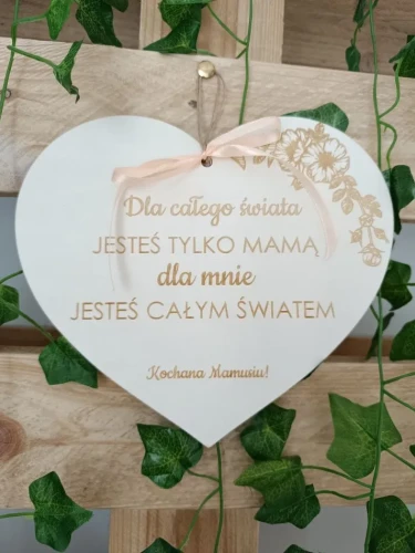 drewniana-tabliczka-serce-z-życzeniami-na-Dzień-Matki.webp