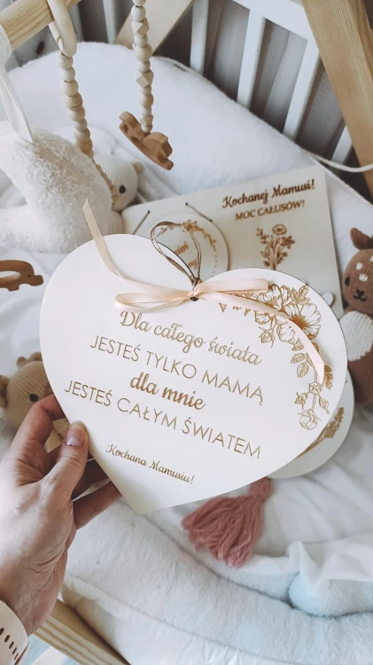 Drewniana-tabliczka-z-grawerem-dla-mamy-na-Dzień-Matki.jpg