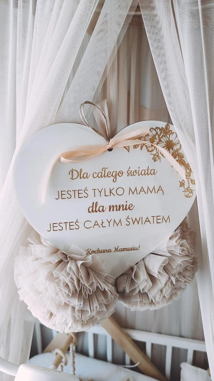Drewniana-tabliczka-serce-na-prezent-dla-mamy.jpg