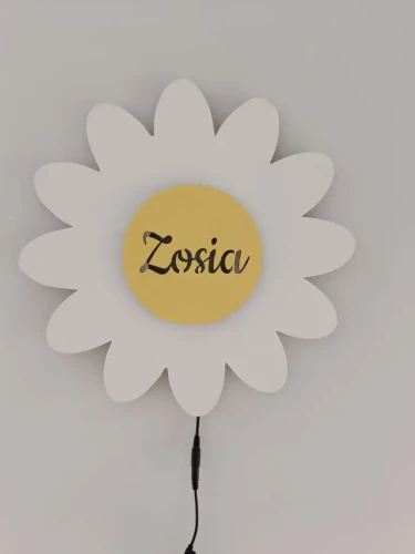 personalizowana-drewniana-lampka-nocna-w-kształcie-kwiatka.webp