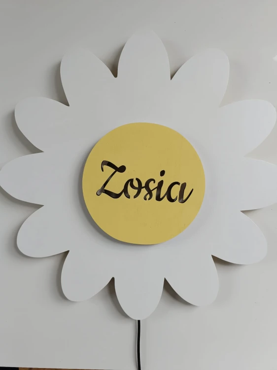 lampka-do-pokoju-dziecięcego-w-kształcie-kwiatka-z-imieniem.jpg