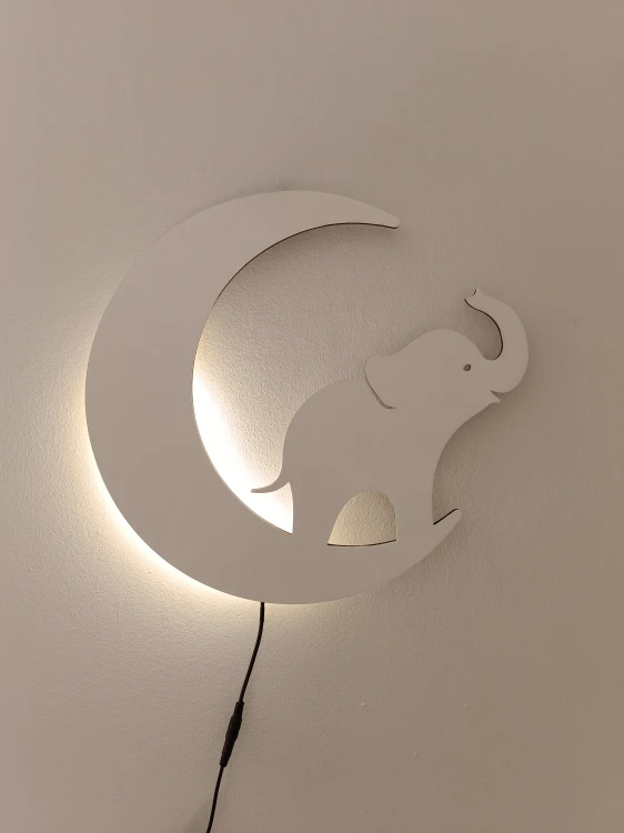 drewniana-lampka-led-dla-dzieci-slonik-na-ksiezycu.png